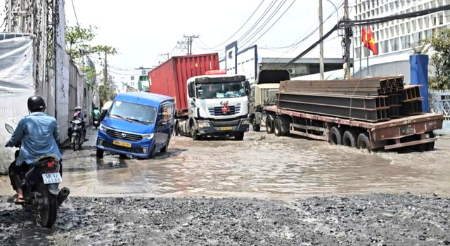 Đường Bến Ngh&eacute; xuống cấp trầm trọng, 'bẫy' người đi đường bằng những hố s&acirc;u - Ảnh 6.