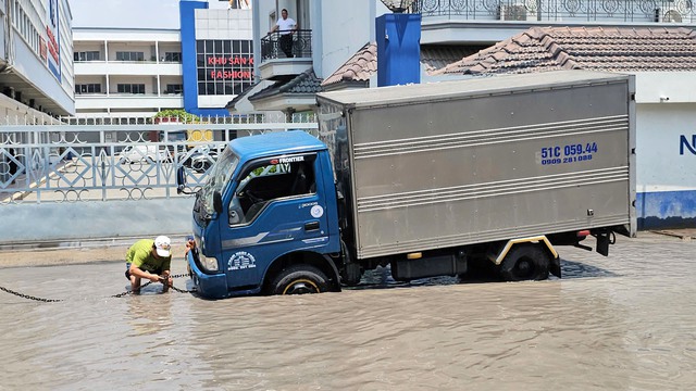 Đường Bến Ngh&eacute; xuống cấp trầm trọng, 'bẫy' người đi đường bằng những hố s&acirc;u - Ảnh 3.