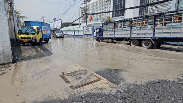 Đường Bến Ngh&eacute; xuống cấp trầm trọng, 'bẫy' người đi đường bằng những hố s&acirc;u - Ảnh 5.