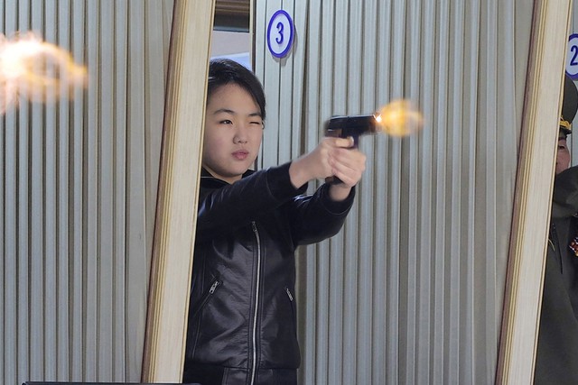 Con g&aacute;i &ocirc;ng Kim Jong-un bắn thử s&uacute;ng ngắn  - Ảnh 1.