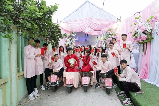 Ch&uacute; rể d&ugrave;ng 9 xe r&ugrave;a chở s&iacute;nh lễ trong đ&aacute;m hỏi khiến nh&agrave; g&aacute;i bất ngờ - Ảnh 3.