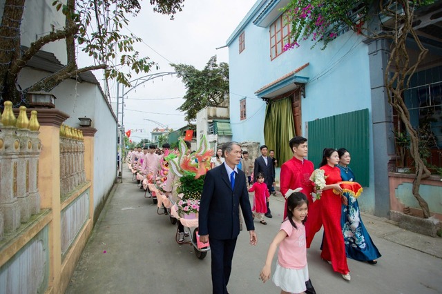 Ch&uacute; rể d&ugrave;ng 9 xe r&ugrave;a chở s&iacute;nh lễ trong đ&aacute;m hỏi khiến nh&agrave; g&aacute;i bất ngờ - Ảnh 2.