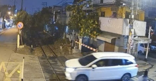 CSGT TP.HCM tr&iacute;ch xuất camera phạt nguội nhiều t&agrave;i xế cố vượt r&agrave;o chắn đường sắt - Ảnh 1.