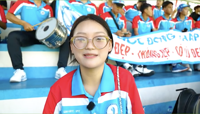 C&ocirc; g&aacute;i từ Đồng Th&aacute;p ra Nha Trang cổ vũ bạn trai, n&oacute;i lời từ tr&aacute;i tim&hellip;- Ảnh 1.