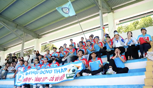 C&ocirc; g&aacute;i từ Đồng Th&aacute;p ra Nha Trang cổ vũ bạn trai, n&oacute;i lời từ tr&aacute;i tim&hellip;- Ảnh 2.