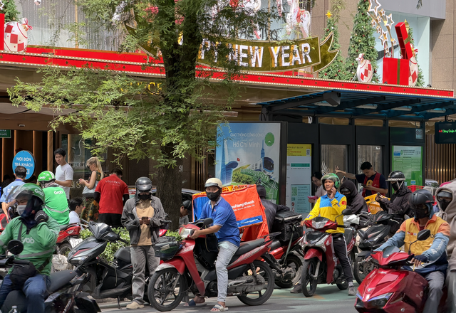 Ph&iacute; giao h&agrave;ng đồng loạt tăng- Ảnh 1.