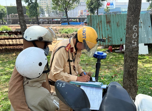 Bị CSGT TP.HCM bắn tốc độ, nhiều người ngỡ ng&agrave;ng v&igrave; 'lỡ tăng ga' nơi đường đẹp - Ảnh 2.
