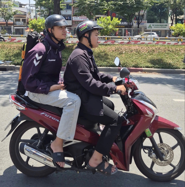 Gi&aacute; xăng tăng, 'đi chung xe' bỗng n&ecirc;n hot trở lại - Ảnh 1.