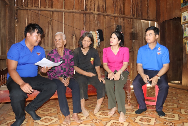 Để cử tri l&agrave; người yếu thế được tham gia ng&agrave;y hội bầu cử - Ảnh 7.