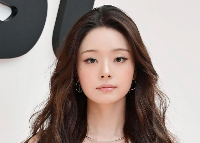 'Hot girl ph&ocirc;ng bạt' bị 'n&eacute;m đ&aacute;' v&igrave; ch&ecirc; bạn trai d&ugrave;ng điện thoại Samsung - Ảnh 1.