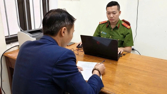 T&agrave;i xế &ocirc; t&ocirc; cầm gậy dọa người đi xe m&aacute;y khai g&igrave; với c&ocirc;ng an? - Ảnh 1.