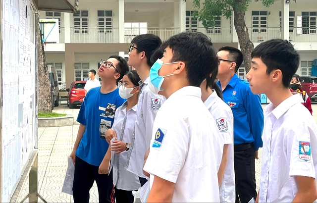 Nhiều phường ở H&agrave; Nội chưa c&oacute; trường THPT c&ocirc;ng lập  - Ảnh 1.