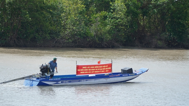 Bầu cử Quốc hội: Vỏ l&atilde;i gắn loa tuy&ecirc;n truyền đi khắp k&ecirc;nh rạch C&agrave; Mau- Ảnh 1.