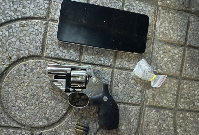 Đo nồng độ cồn v&agrave; bắt giữ nghi phạm t&agrave;ng trữ s&uacute;ng đạn , ma t&uacute;y tại Vĩnh Long - Ảnh 2.