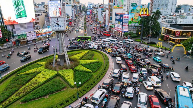 Xe qua vòng xoay Điện Biên Phủ - Nguyễn Bỉnh Khiêm đi theo đèn tín hiệu - Ảnh 1.