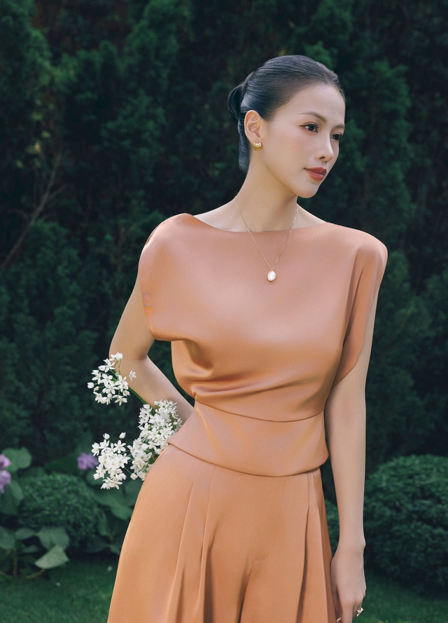 Quyến rũ kiêu kỳ với trang phục vải lụa mềm mại- Ảnh 2. Quyến rũ kiêu kỳ với trang phục vải lụa mềm mại- Ảnh 2.