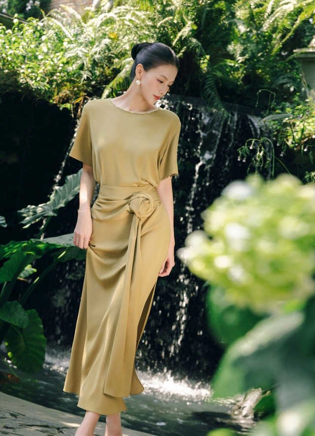 Quyến rũ kiêu kỳ với trang phục vải lụa mềm mại- Ảnh 4. Quyến rũ kiêu kỳ với trang phục vải lụa mềm mại- Ảnh 4.