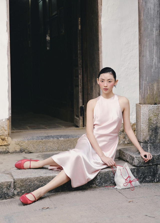 Quyến rũ kiêu kỳ với trang phục vải lụa mềm mại- Ảnh 1. Quyến rũ kiêu kỳ với trang phục vải lụa mềm mại- Ảnh 1.