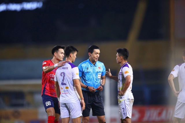 Hai trọng t&agrave;i H&agrave;n Quốc cực &lsquo;xịn&rsquo; điều h&agrave;nh trận Ninh B&igrave;nh đấu CLB CAHN: Đua v&ocirc; địch qu&aacute; 'n&oacute;ng'- Ảnh 2.