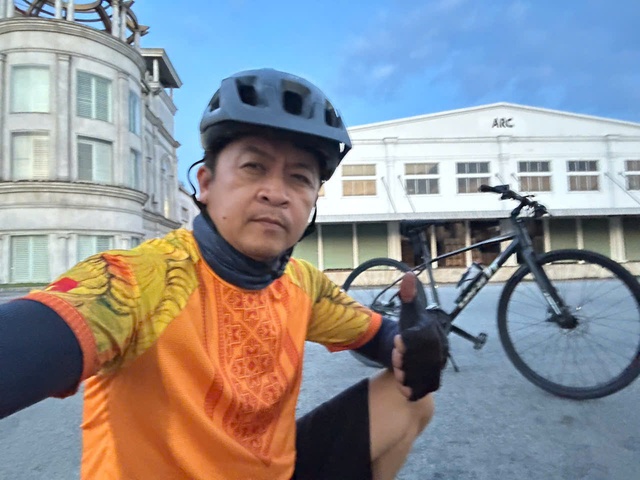 Gi&aacute; xăng tăng th&uacute;c đẩy xu hướng đạp xe đi l&agrave;m tại TP.HCM - Ảnh 1.