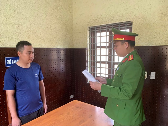 T&agrave;i xế t&ocirc;ng xe CSGT rồi bỏ chạy bị giữ khẩn cấp  - Ảnh 2.