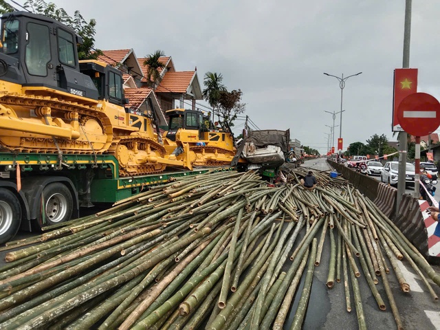 Tai nạn chết người, h&agrave;ng trăm c&acirc;y tre tr&agrave;n ra quốc lộ 1- Ảnh 1.