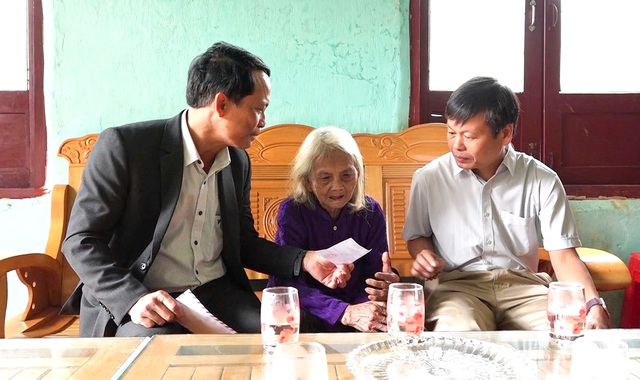 Mang th&ugrave;ng phiếu đến nh&agrave; để cử tri gi&agrave; yếu thực hiện quyền bầu cử - Ảnh 1.