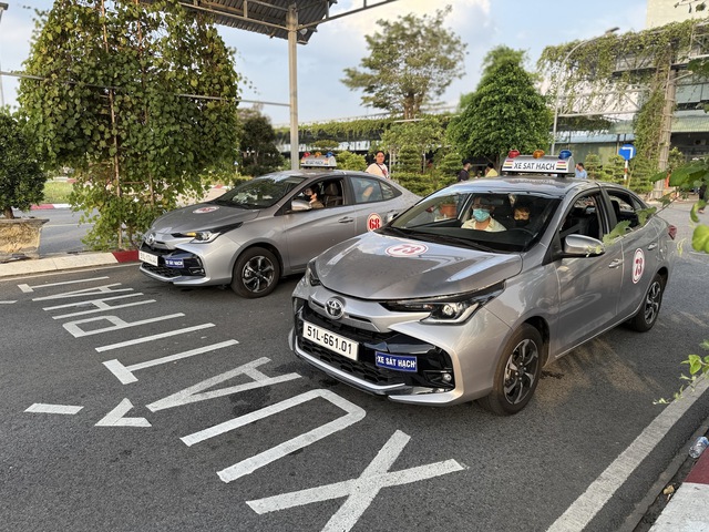 Thi s&aacute;t hạch bằng l&aacute;i xe ở TP.HCM: Phải qu&eacute;t m&atilde; QR đ&oacute;ng lệ ph&iacute; từ ng&agrave;y 16.3- Ảnh 1.