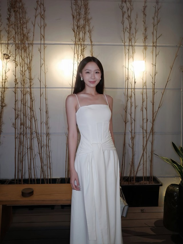 Váy lụa hai dây mang vẻ đẹp mềm mại của sự tinh giản- Ảnh 1. Váy lụa hai dây mang vẻ đẹp mềm mại của sự tinh giản- Ảnh 1.