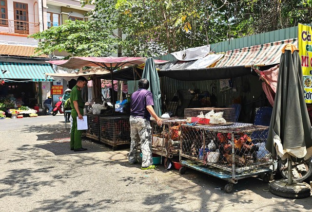 Lắng nghe để xử lý dứt điểm lấn chiếm vỉa hè, lòng đường- Ảnh 3. Lắng nghe để xử lý dứt điểm lấn chiếm vỉa hè, lòng đường- Ảnh 3.