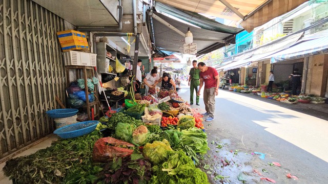 Lắng nghe để xử lý dứt điểm lấn chiếm vỉa hè, lòng đường- Ảnh 2. Lắng nghe để xử lý dứt điểm lấn chiếm vỉa hè, lòng đường- Ảnh 2.