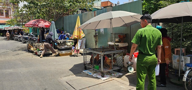 Lắng nghe để xử lý dứt điểm lấn chiếm vỉa hè, lòng đường- Ảnh 1. Lắng nghe để xử lý dứt điểm lấn chiếm vỉa hè, lòng đường- Ảnh 1.