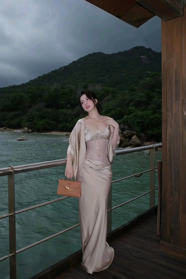 Váy lụa hai dây mang vẻ đẹp mềm mại của sự tinh giản- Ảnh 2. Váy lụa hai dây mang vẻ đẹp mềm mại của sự tinh giản- Ảnh 2.