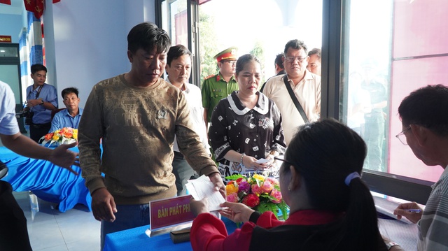 Bầu cử Quốc Hội: Cử tri H&ograve;n Chuối, H&ograve;n Khoai vượt s&oacute;ng bỏ phiếu sớm - Ảnh 2.