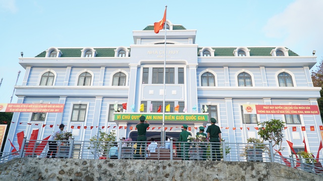 Bầu cử Quốc Hội: Cử tri H&ograve;n Chuối, H&ograve;n Khoai vượt s&oacute;ng bỏ phiếu sớm - Ảnh 1.