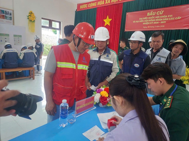 Bầu cử Quốc Hội: Cử tri H&ograve;n Chuối, H&ograve;n Khoai vượt s&oacute;ng bỏ phiếu sớm - Ảnh 5.