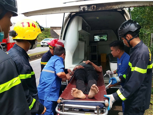 Tai nạn tr&ecirc;n cao tốc Đ&agrave; Nẵng - Quảng Ng&atilde;i:Ph&aacute; cabin xe đầu k&eacute;o cứu t&agrave;i xế - Ảnh 2.