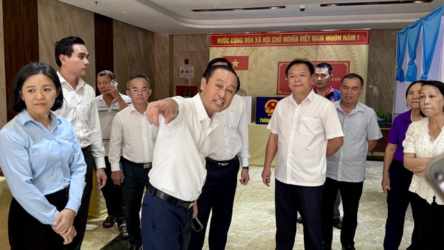 Kiểm tra c&ocirc;ng t&aacute;c chuẩn bị bầu cử ở phường đ&ocirc;ng d&acirc;n cư nhất TP.HCM- Ảnh 1.