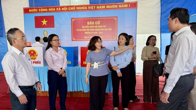 Kiểm tra c&ocirc;ng t&aacute;c chuẩn bị bầu cử ở phường đ&ocirc;ng d&acirc;n cư nhất TP.HCM- Ảnh 3.