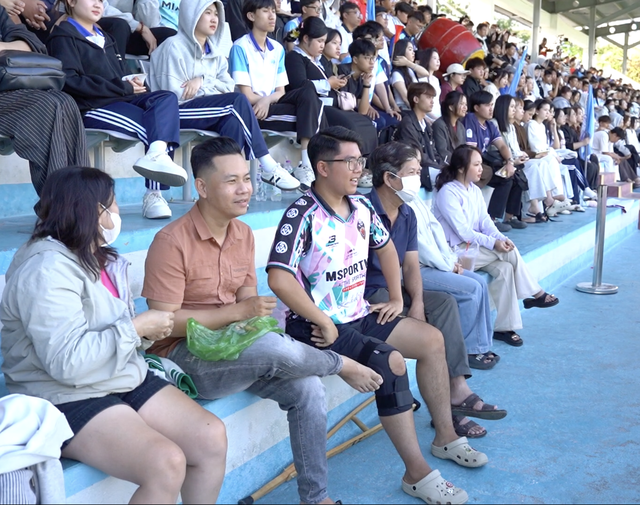 Ch&agrave;ng trai đi nạng đến s&acirc;n, cổ vũ giải b&oacute;ng đ&aacute; sinh vi&ecirc;n Việt Nam- Ảnh 2.