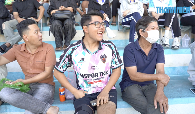 Ch&agrave;ng trai đi nạng đến s&acirc;n, cổ vũ giải b&oacute;ng đ&aacute; sinh vi&ecirc;n Việt Nam- Ảnh 1.