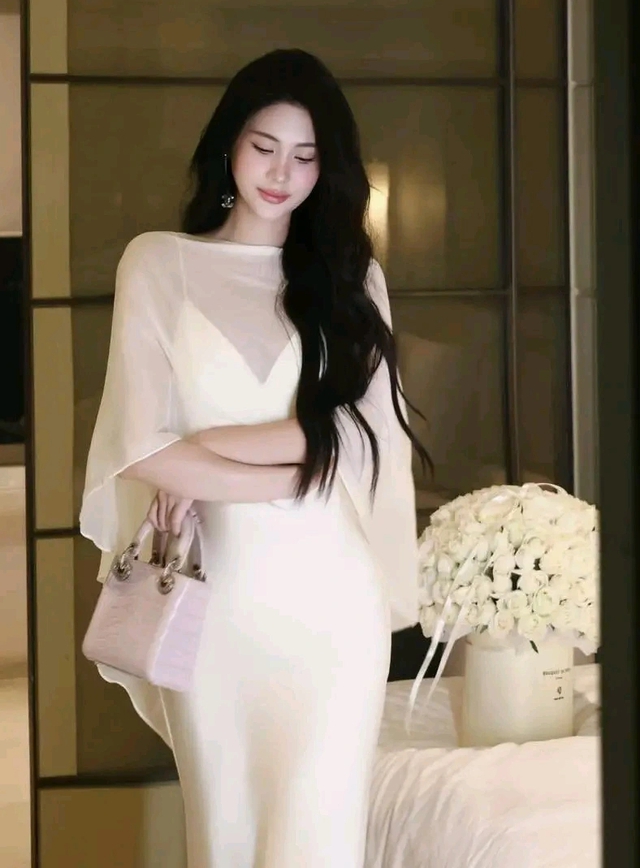 Váy lụa hai dây mang vẻ đẹp mềm mại của sự tinh giản- Ảnh 4. Váy lụa hai dây mang vẻ đẹp mềm mại của sự tinh giản- Ảnh 4.