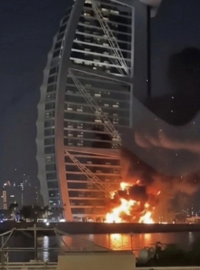 Du kh&aacute;ch bị bắt v&igrave; quay phim t&ecirc;n lửa ở Dubai - Ảnh 1.