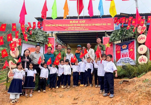 Băng rừng đến 'ng&agrave;y hội non s&ocirc;ng':Con đường gian nan v&agrave;o điểm bầu cử n&oacute;c &ocirc;ng B&igrave;nh - Ảnh 7.