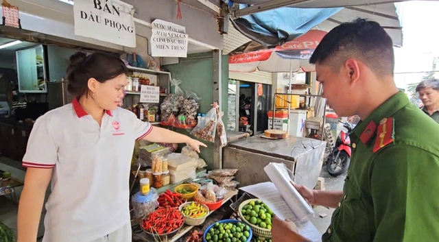Lắng nghe để xử lý dứt điểm lấn chiếm vỉa hè, lòng đường- Ảnh 5. Lắng nghe để xử lý dứt điểm lấn chiếm vỉa hè, lòng đường- Ảnh 5.