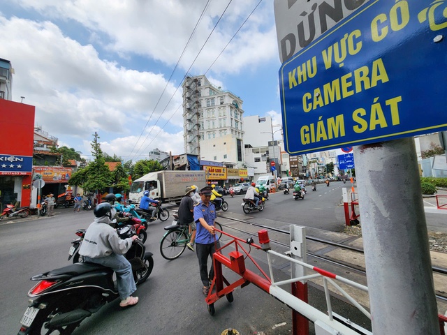 CSGT TP.HCM xử lý hơn 550 vi phạm đường sắt, nhiều người vẫn mắc lỗi này - Ảnh 3.