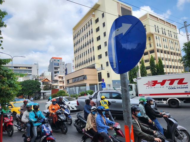 CSGT TP.HCM xử lý hơn 550 vi phạm đường sắt, nhiều người vẫn mắc lỗi này - Ảnh 1.