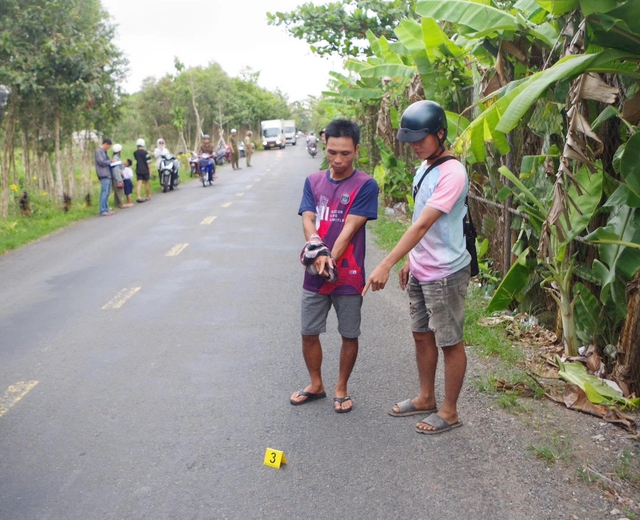 Truy nhanh nghi phạm cướp điện thoại của người phụ nữ b&aacute;n v&eacute; số 64 tuổi - Ảnh 1.