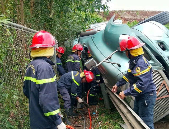Tai nạn tr&ecirc;n cao tốc Đ&agrave; Nẵng - Quảng Ng&atilde;i:Ph&aacute; cabin xe đầu k&eacute;o cứu t&agrave;i xế - Ảnh 1.