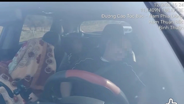 Dừng xe l&agrave;n khẩn cấp tr&ecirc;n cao tốc để ngủ, t&agrave;i xế bị CSGT phạt 13 triệu - Ảnh 1.